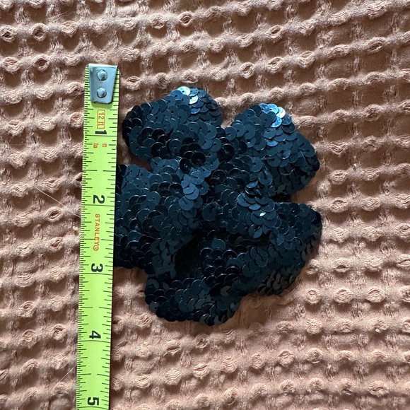 Black Elegant Sequins Brooch - Picture 6 of 6